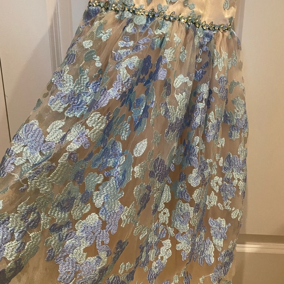 Dress - Picture 6 of 9